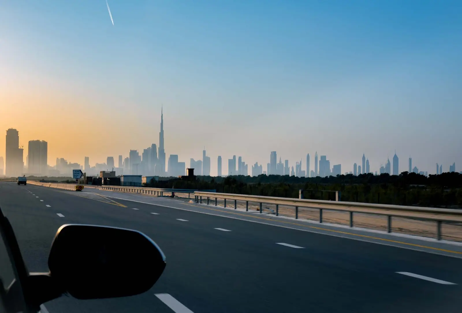 Highway connectivity route offering direct road access connecting Dubai skyline to luxury Pearlside Marina Residences Sobha Siniya Island.